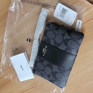 Signature Coach Corner Zip Wristlet